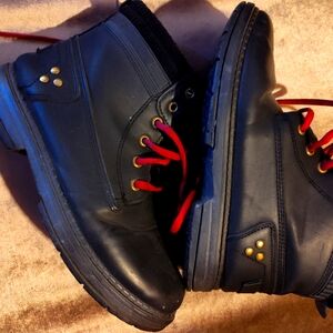 Ladies Snovchoy combat boots. Size 8